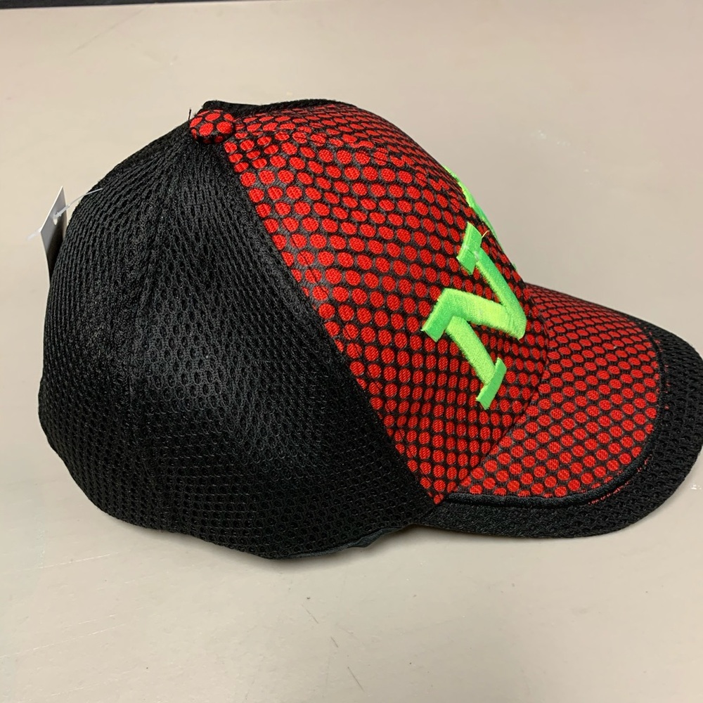 NYC hat Velcro adjustability red black - Picture 7 of 11